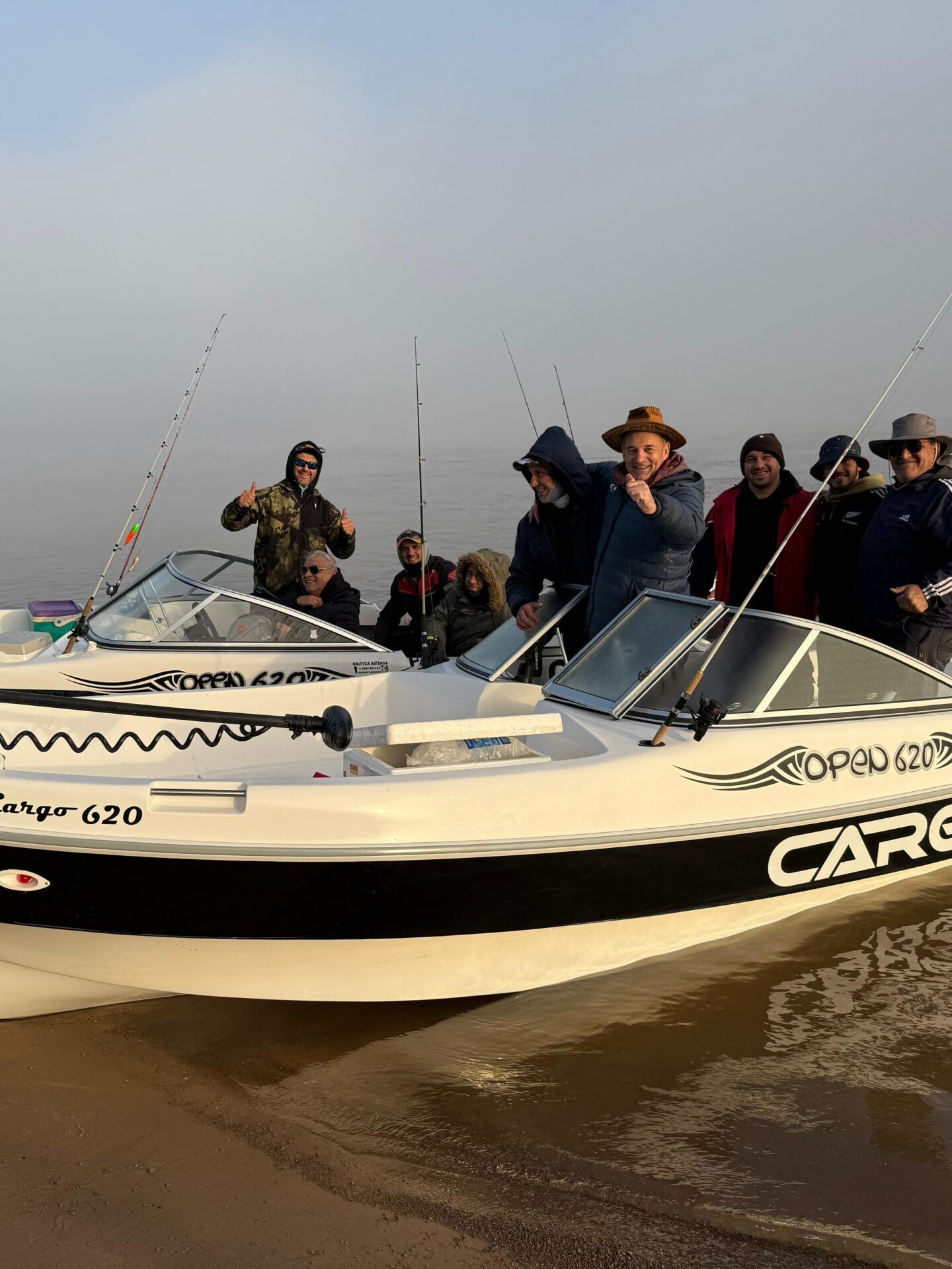 Grupo de amigos disfrutando de pesca embarcada en Villa Urquiza, Entre Ríos