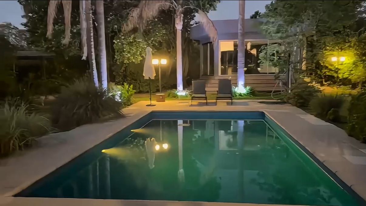 Video Quinta privada Recuerdo — piscina iluminada de noche